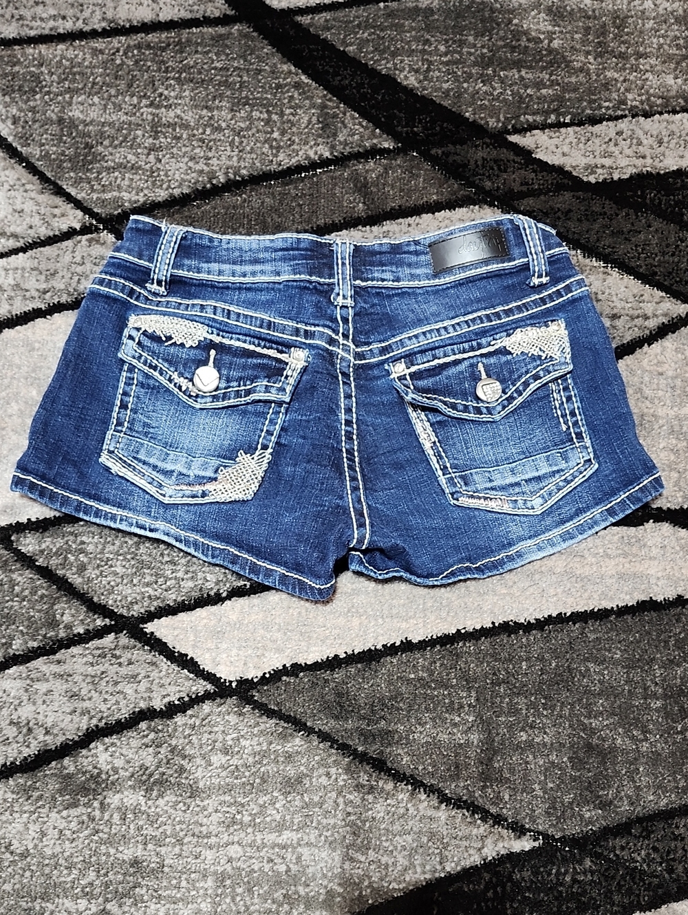 BUCKLE DAYTRIP SCORPIO EMBROIDERED METALLIC RHINESTONES DENIM JEAN SHORTS 29